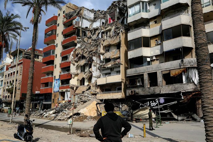Archivo - Arquivo - 29 de novembro de 2024, Tiro, Líbano: Um morador libanês que retornou à sua cidade portuária de Tiro, no sul do Líbano, olha para um prédio que foi fortemente danificado por ataques aéreos israelenses. Os militares israelenses advertir