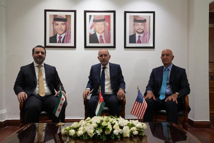 De izquierda a derecha: los ministros de Exteriores de Siria y Jordania, y el enviado especial de Estados Unidos para Siria
