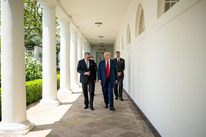 Archivo - July 9 2025, Washington, District of Columbia, USA: President Donald Trump walks with Massad Boulos on the West Colonnade, Wednesday, July 9, 2025, before a multilateral luncheon with African leaders.