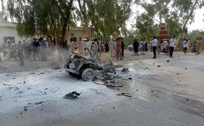 Archivo - Restos de un coche bomba tras explotar en Peshawar, Pakistán