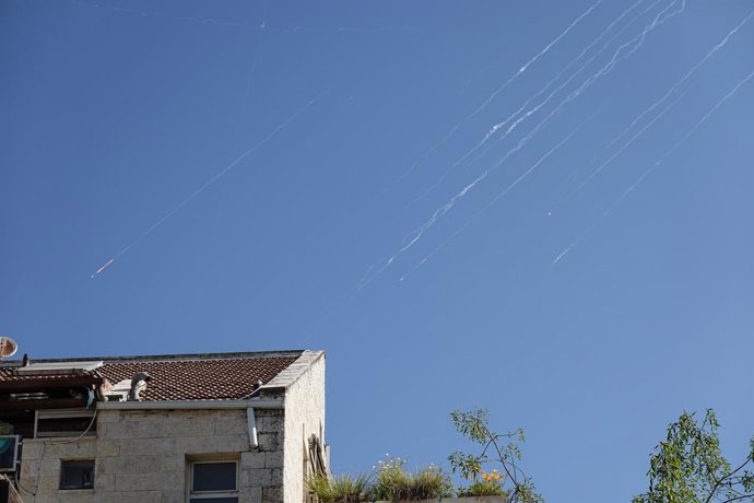 Archivo - Arquivo - 17 de junho de 2025, Jerusalém, Israel: Uma barragem de mísseis disparados contra Israel pelo Irã é interceptada no espaço aéreo acima de Jerusalém.