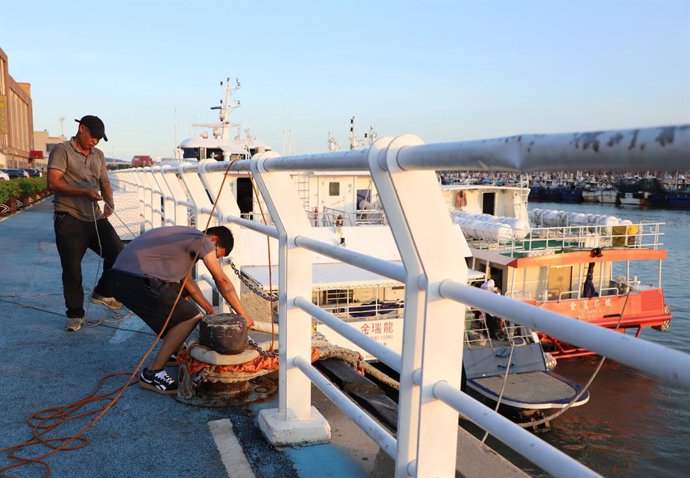 XIAMEN, 13 de agosto de 2025 -- Marinheiros prendem as cordas da embarcação de defesa contra o tufão Podul em um porto em Xiamen, província de Fujian, no sudeste da China, em 12 de agosto de 2025. Às 18h de terça-feira, a sede de controle de enchentes na 