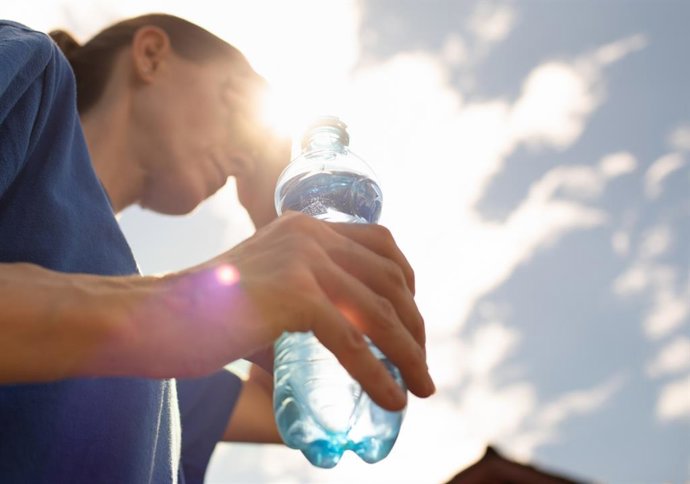 Archivo - Mujer bebiendo agua con calor extremo