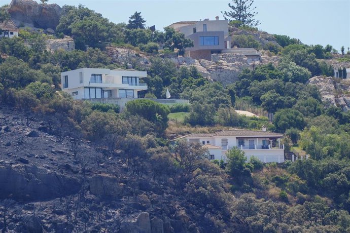 Imágenes de lo cerca que ha estado el fuego de las casas. A12 de agosto de 2025. en Tarifa, Cádiz (Andalucía, España). 