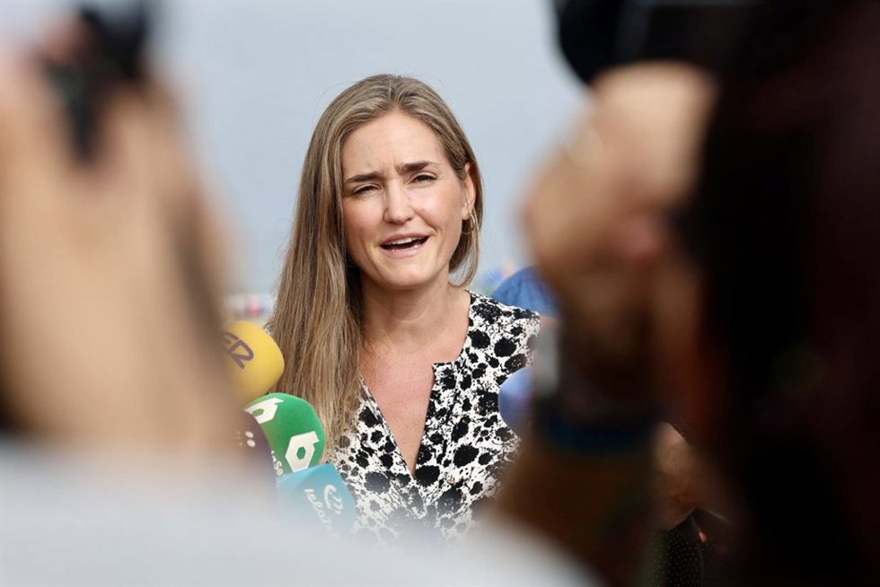 La vicepresidenta y ministra para la Transición Ecológica y el Reto Demográfico, Sara Aagesen atiende a los medios tras la visita a la playa de Camposoto.