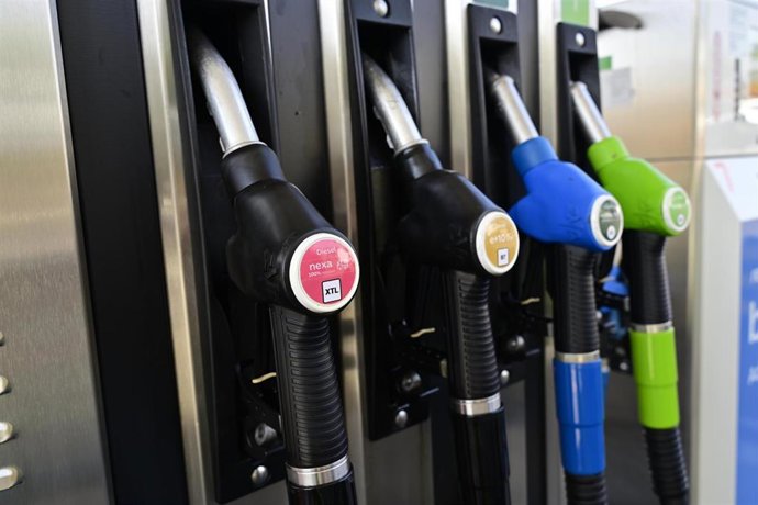 Archivo - Surtidores en la Estación de servicio 