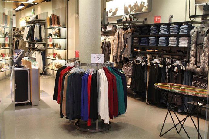 Archivo - El epígrafe Vestido y Calzado ha registrado un descenso del 0,8%.