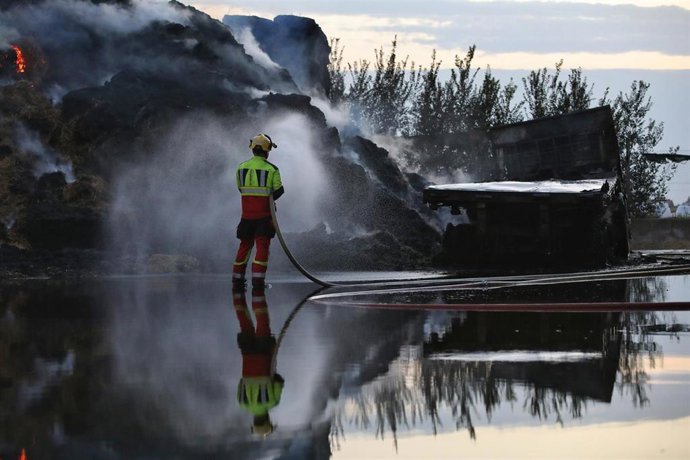 Labores de extinción en el fuego de Calera y Chozas