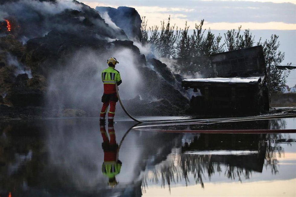 Labores de extinción en el fuego de Calera y Chozas
