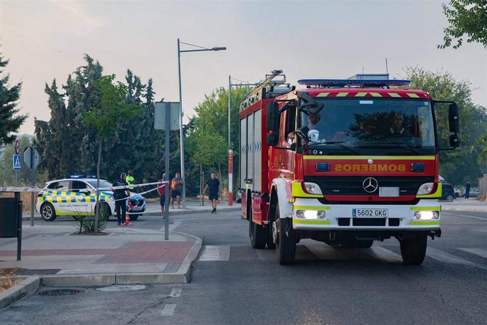 Un camión de bomberos se dirige a la zona afectada por el incendio, a 12 de agosto de 2025, en Tres Cantos, Madrid (España). 