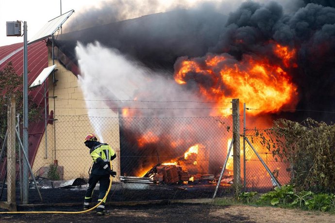 Bomberos continúan los trabajos de extinción para sofocar el incendio, a 10 de agosto de 2025, en Cubo de Benavente, Zamora (España). 
