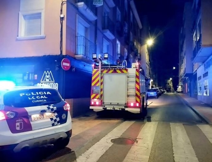 Equipos de bomberos y policía local en el lugar de los hechos.