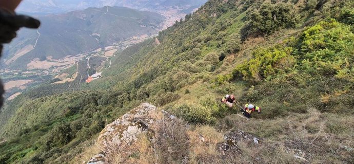 Bomberos socorren a un senderista en La Viorna.