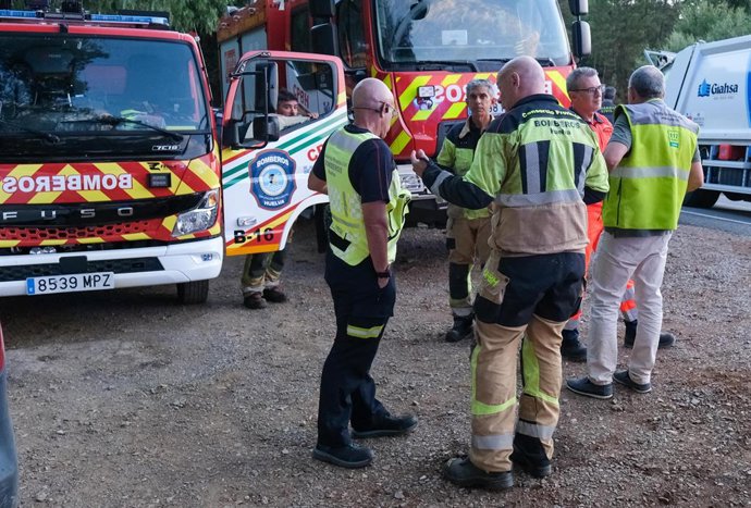 Bombeiros do Consórcio Provincial no incêndio de Jabugo.