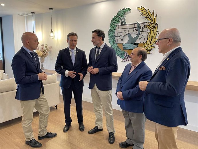 El consejero de Fomento e Infraestructuras, junto al decano del Colegio de Ingenieros de Caminos, Canales y Puertos, durante la presentación de la convocatoria de la III Edición de los Premios de Obra Civil de la Región de Murcia