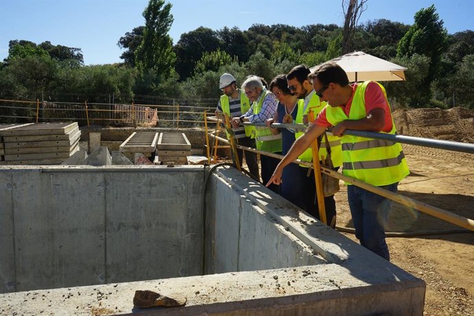 El diputado delegado de Promedio, Francisco Buenavista, visita la parcela donde se está levantando la EDAR de Fuente del Arco.
