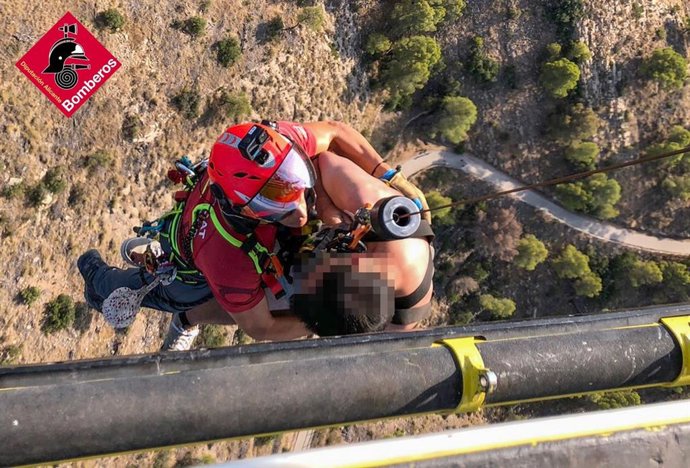 Rescatado en helicóptero un hombre tras sufrir una caída en el Camino del Faro de Alfàs del Pi