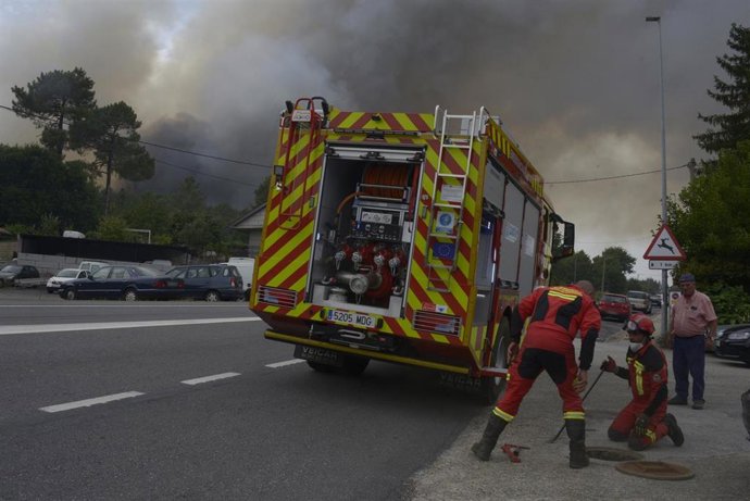 Varios servicios de emergencia trabajan en la extinción del fuego, a 12 de agosto de 2025, en Seixalbo, Ourense, Galicia (España).