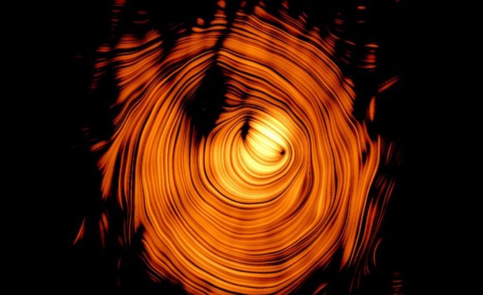 El "Ojo de Sauron": chorro de plasma en el blazar PKS 1424+240, atravesado por un campo magnético toroidal casi perfecto. Rayos gamma de alta energía y neutrinos se proyectan con fuerza hacia la Tierra, aunque el chorro parece moverse lentamente