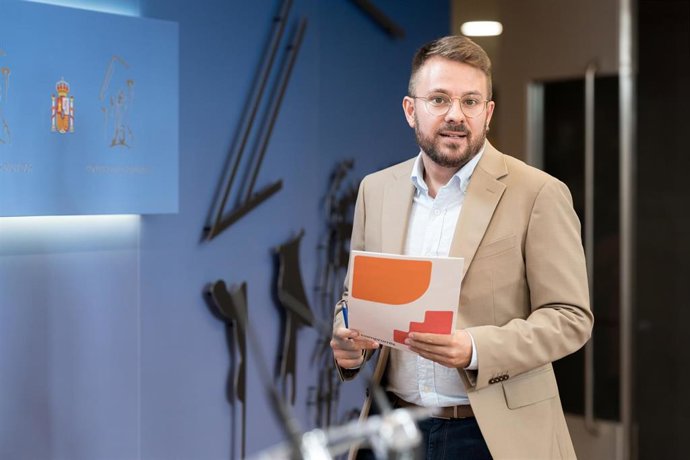 Archivo - El diputado de Compromis Alberto Ibáñez, durante una rueda de prensa, en el Congreso de los Diputados, a 8 de julio de 2025, en Madrid (España).