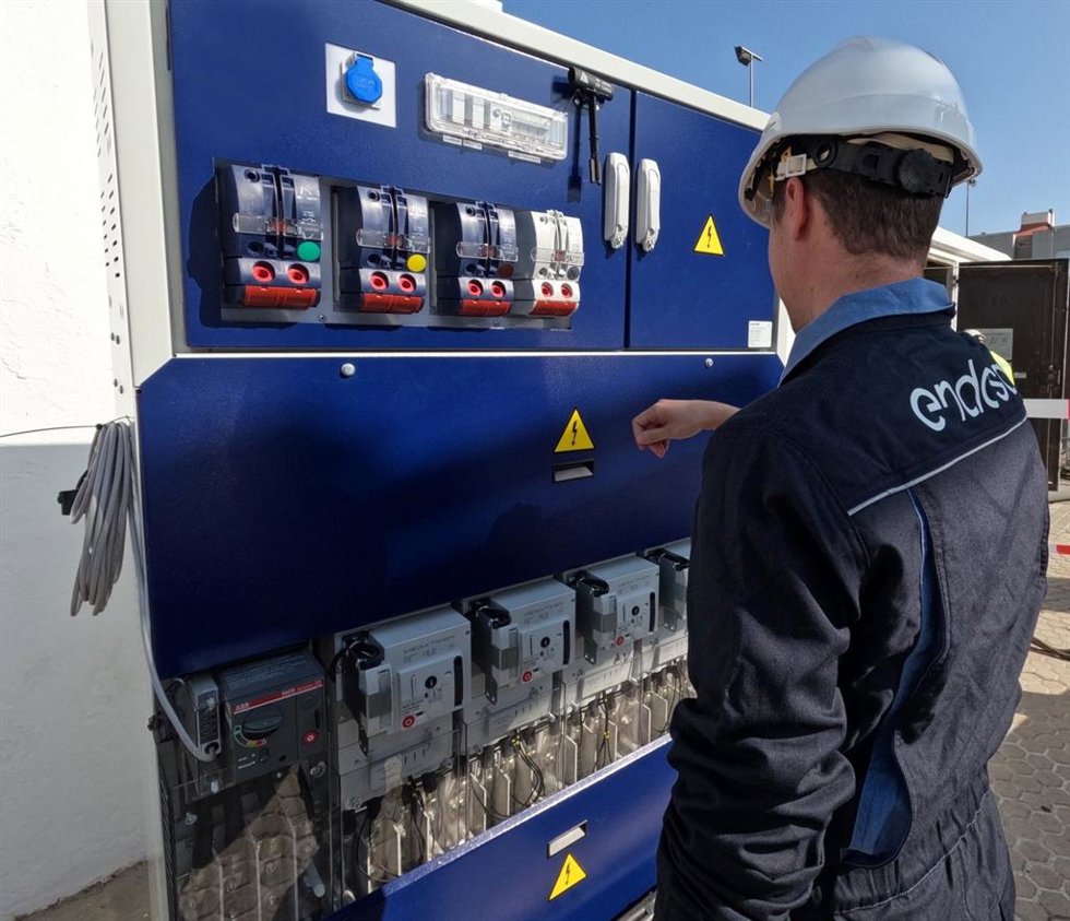 Trabajos de medición en una subestación eléctrica.