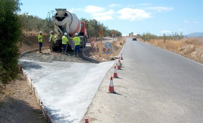 Intervención de la Junta en un camino rural.