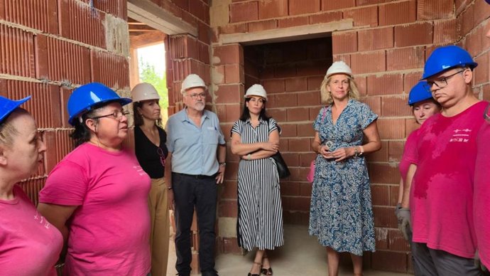 La concejala de Gobierno Abierto, Promoción Económica y Empleo, Mercedes Bernabé, durante una visita a las obras