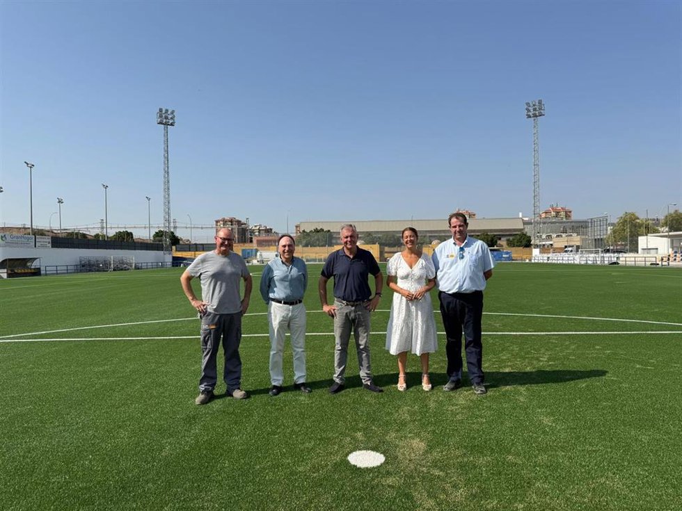 El alcalde de Sevilla, José Luis Sanz, visita el nuevo campo de fútbol de césped artificial del centro deportivo Hytasa.