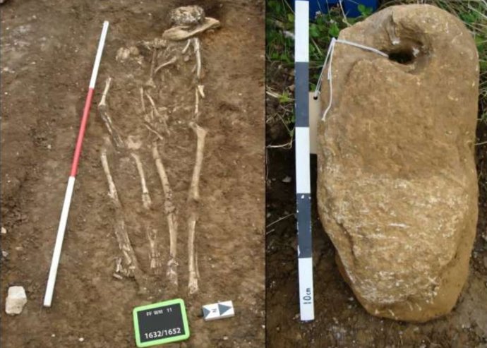 Restos esqueléticos humanos en un entierro doble en el cementerio de Worth Matravers, junto con la piedra de anclaje encontrada debajo de la cabeza del individuo mayor.