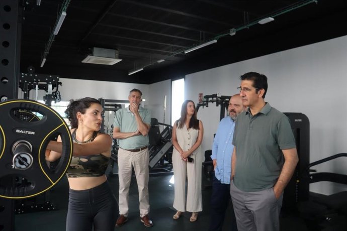 Visita del vicepresidente segundo del Gobierno de Castilla-La Mancha, José Manuel Caballero, a las nuevas instalaciones deportivas de Alcolea de Calatrava.