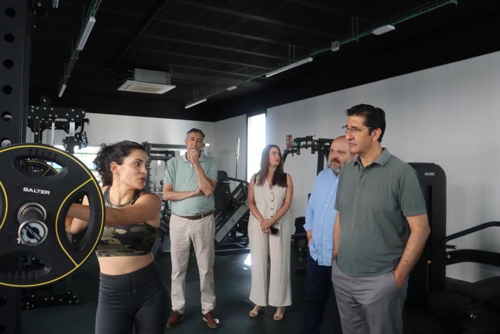 Visita del vicepresidente segundo del Gobierno de Castilla-La Mancha, José Manuel Caballero, a las nuevas instalaciones deportivas de Alcolea de Calatrava.