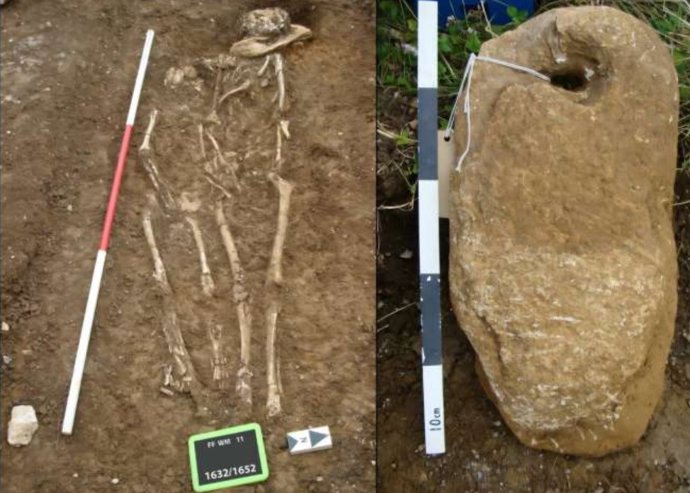 Restos de esqueleto humano em um enterro duplo no cemitério de Worth Matravers, juntamente com a pedra de ancoragem encontrada sob a cabeça do indivíduo mais velho.