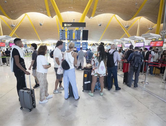 Varias personas con maletas, en el Aeropuerto Adolfo Suárez Madrid-Barajas, a 1 de agosto de 2025, en Madrid (España).