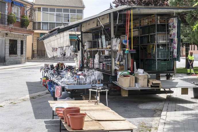 Archivo - Camión ambulante de ferretería en el mercado semanal de Muñopedro