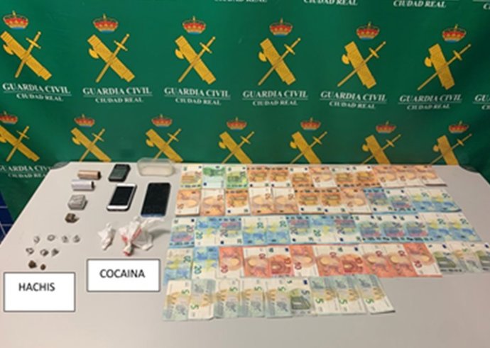 Dinero y material incautado durante el operativo.