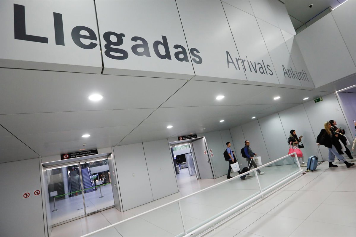 La CNMC no ve distorsiones a la competencia en que Aena contrate a una filial para el aeropuerto de Murcia