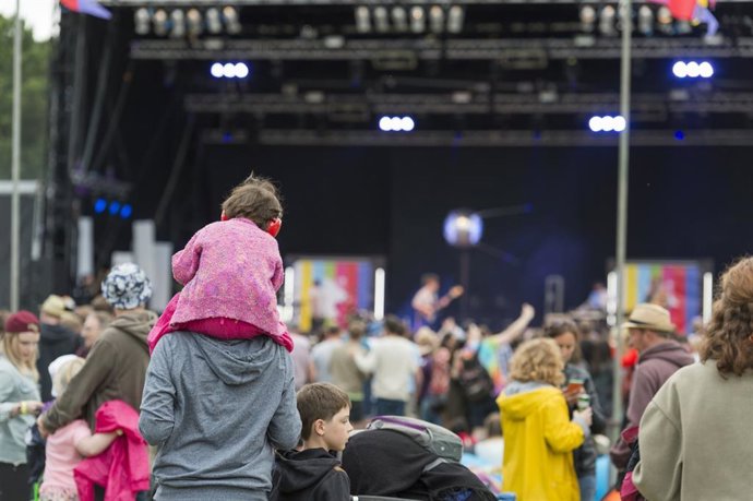 Archivo - Niño con protectores auditivos en un festival de música escocés -