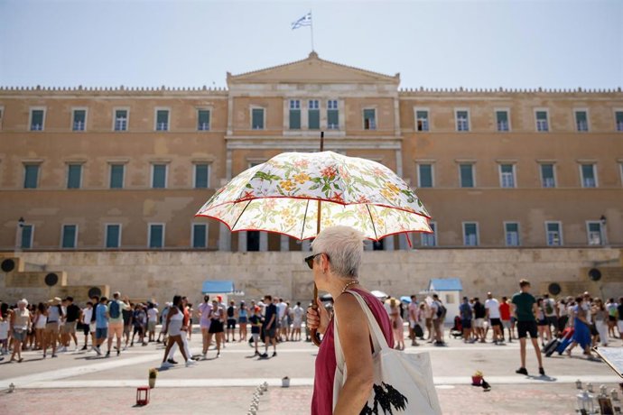 Una mujer pasea ante la sede del Parlamento de Grecia en Atenas