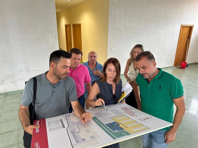 La concejal de Educación y Atención a la Ciudadanía, Belén López, junto con el presidente de la Junta Municipal de Monteagudo David Campoy, visita el centro cultural de la pedanía, que albergará la sala de estudio