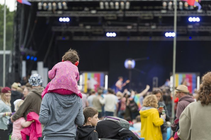 Archivo - Niño con protectores auditivos en un festival de música escocés -