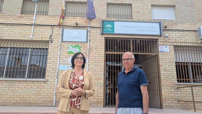 La delegada territorial de Desarrollo Educativo y Formación Profesional, María José Martín, Desarrollo Educativo y Formación Profesional, María José Martín, visita las obras en el IES Jiménez de Quesada de Santa Fe (Granada).