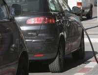 El precio de los carburantes varía hasta 79 céntimos por litro entre gasolineras de la misma provincia, según Facua