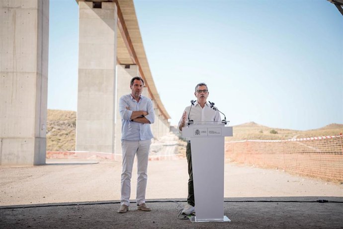 El ministro de Transportes y Movilidad Sostenible, Óscar Puente (i) junto al ministro de la Presidencia, Justicia y Relaciones con las Cortes, Félix Bolaños (d). A 13 de agosto de 2025 en Almería (Andalucía, España). 
