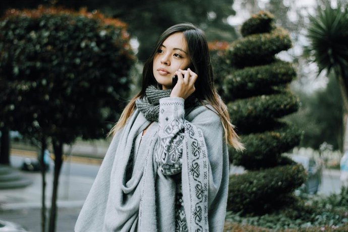 Persona hablando por el móvil en un parque