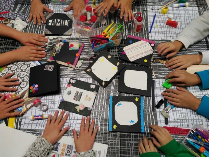 Archivo - Niños haciendo manualidades, foto de archivo.