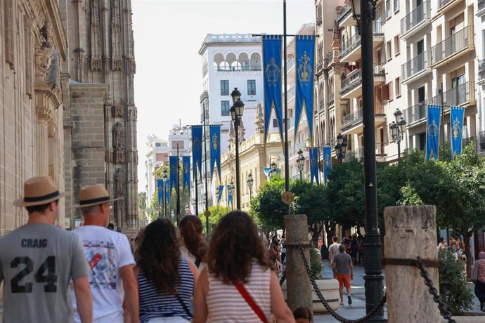 Archivo - Archivo- Banderolas en tejido azul colocadas por el Ayuntamiento de Sevilla en las calles del centro para ensalzar la procesión de la Virgen de los Reyes. 