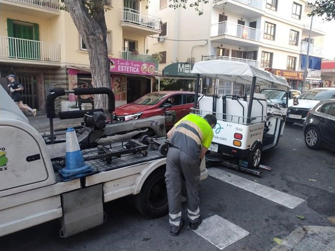 Denuncian e inmovilizan un 'tuk tuk' en Palma que operaba sin licencia.