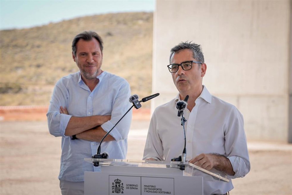El ministro de Transportes y Movilidad Sostenible, Óscar Puente (i) junto al ministro de la Presidencia, Justicia y Relaciones con las Cortes, Félix Bolaños (d), durante la visita a las obras del Viaducto de los Feos. 