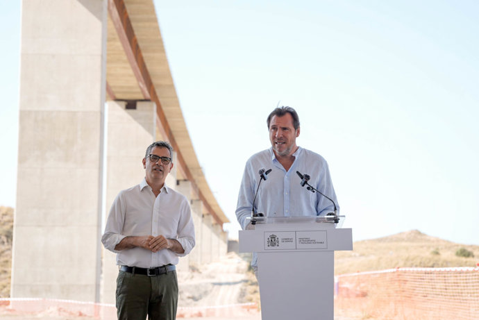 El ministro de Transportes y Movilidad Sostenible, Óscar Puente, durante la rueda de prensa en Almería.