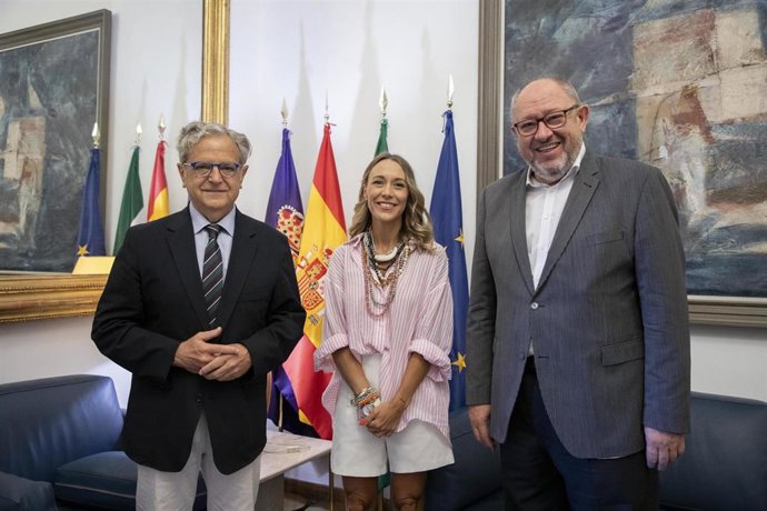 Fuentes (izda.), junto a la alcaldesa de Belmez, Ana Blasco, y el rector de la UCO, Manuel Torralbo.